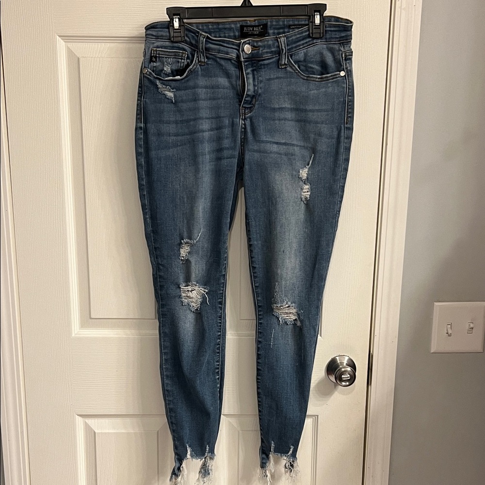 Judy Blue Ripped Ankle Jeans in Dark Blue